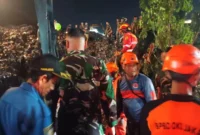 Sebanyak enam korban insiden longsor gunung sampah di Tempat Pengelolaan Sampah Terpadu (TPST) Bantargebang, Kota Bekasi, Jawa Barat, ditemukan pada Minggu (8/3/2026) malam.(ist)