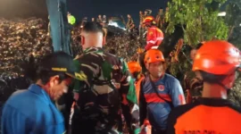 Sebanyak enam korban insiden longsor gunung sampah di Tempat Pengelolaan Sampah Terpadu (TPST) Bantargebang, Kota Bekasi, Jawa Barat, ditemukan pada Minggu (8/3/2026) malam.(ist)