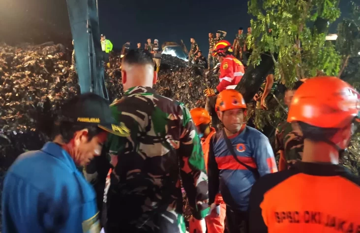 Sebanyak enam korban insiden longsor gunung sampah di Tempat Pengelolaan Sampah Terpadu (TPST) Bantargebang, Kota Bekasi, Jawa Barat, ditemukan pada Minggu (8/3/2026) malam.(ist)